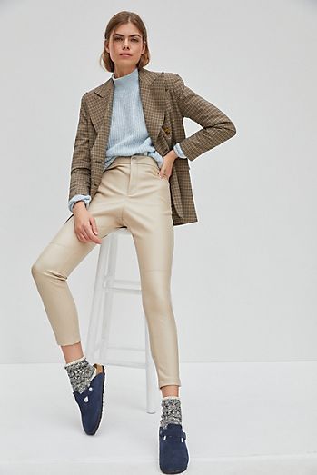 Tan Pants Women, La Aesthetic, Virtual Travel, Tan Pants, Stylish Pants, French Girls, Runway Trends, Art Culture, Neutral Outfit