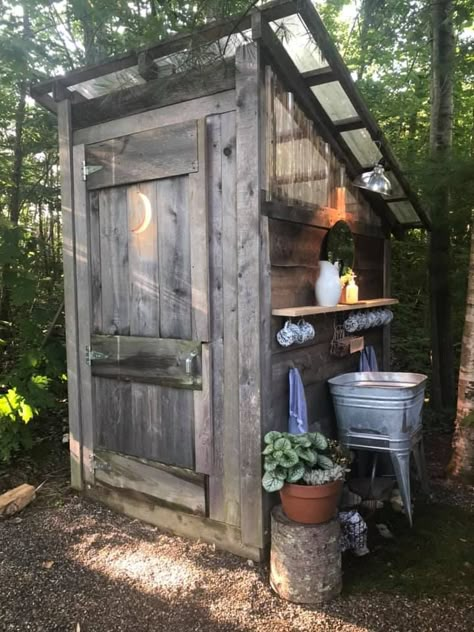 Outhouse Ideas, Outhouse Bathroom, Outside Toilet, Compost Toilet, Out Houses, Upcycled Kitchen, Out House, Outdoor Toilet, Outdoor Bathroom Design