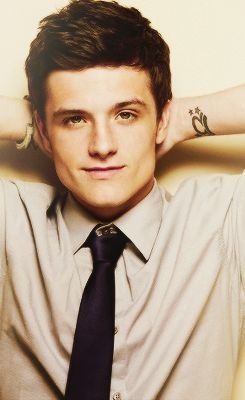 Holy crap! That's really hot! Shirt And Tie, Peeta Mellark, Josh Hutcherson, Movie Character, Catching Fire, Steve Rogers, Attractive People, Jennifer Lawrence, Man Crush