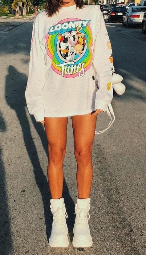 Looney Tunes Looney Tunes Outfit, Vintage Looney Tunes Shirt, Looney Tunes Shirt, Looney Tunes Clothes, Kidcore Fashion, Cute Dresses For Teens, Baggy Outfit Ideas, Girl Sweat, Print Shirts Women