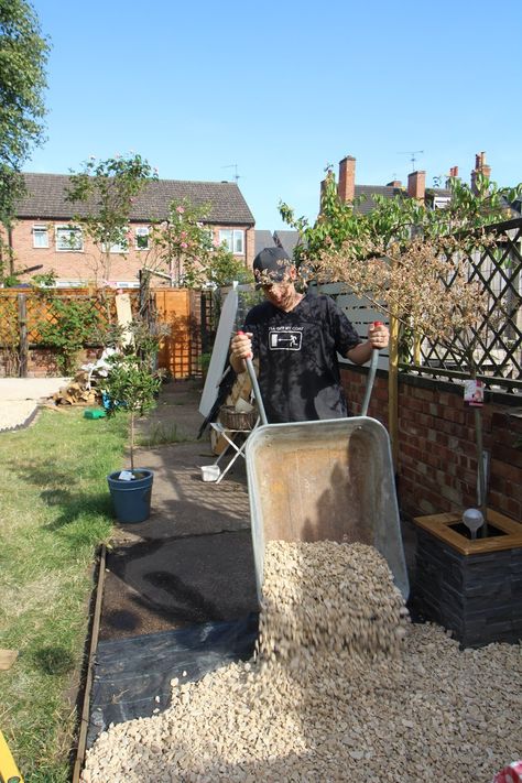 Laying Gravel In the Garden - Kezzabeth | DIY & Renovation Blog Laying Pea Gravel, Gravel Patio Diy, Herb Garden Wall, Full Garden, Pea Gravel Patio, Garden Nook, Gravel Patio, Deck Designs Backyard, Gravel Garden