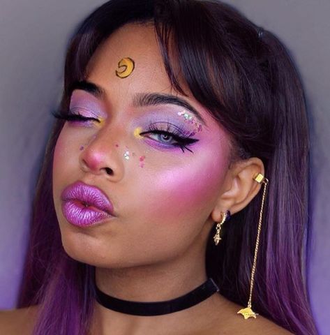 Alien Make-up, Sailor Moon Makeup, Space Babe, Alien Makeup, Cheek Makeup, Face Art Makeup, Rave Makeup, Purple Makeup, Creative Makeup Looks