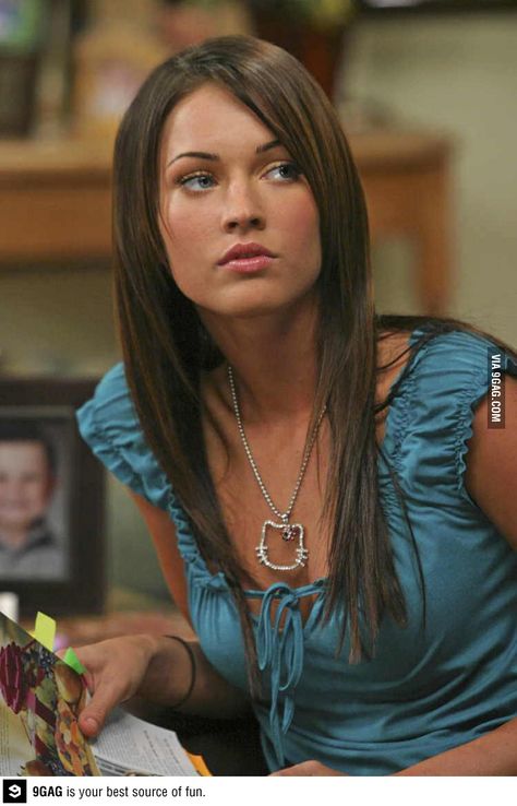 Megan Fox before any plastic surgery. But mainly I'm posting this because I Love her long hair. Most of the time people have long hair and it just hangs there. I like the shape and the face frame. Transformers Megan, Fox Actress, Megan Fox Hair, Megan Fox Style, Megan Fox Pictures, Megan Fox Photos, Megan Denise Fox, Mickey Rourke, Side Bangs