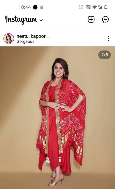 Neetu Singh Outfits, Shrug Suit Design, Bandhej Kurti Designs, Neetu Kapoor, Neetu Singh, Cape Dresses, Jacket Lehenga, Mom Daughter Outfits, Carnival Dress