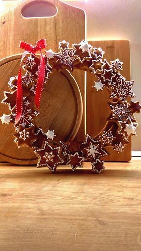 Gingerbread wreath Gingerbread Cookie Wreath, Cookies Christmas Recipes, Christmas Gingerbread Houses, Cookie Wreath, Jul Kaka, Desserts Holiday, Gingerbread Wreath, Altered Tins, Gingerbread Decorations