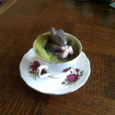 Tea Cup Needle Felting, Felted Tea Cozy, Needle Felting In A Teacup, Felt Pincushions, Felting Diy, Felting Inspiration, Needle Felted Mouse, Felt Craft Projects, Felted Mouse