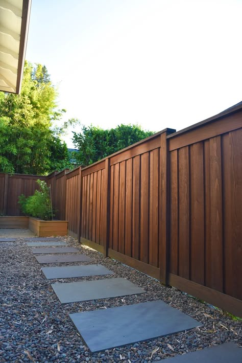 KOTI Residence — LANDline Design Wood Backyard Fence, Neighbor Friendly Fence, Modern Wood Privacy Fence, 6 Foot Fence Ideas, Privacy Fence Colors, Stain Wood Fence, Fence Design Wood, Wood Fence Stain Color Ideas, Wood Fence Styles