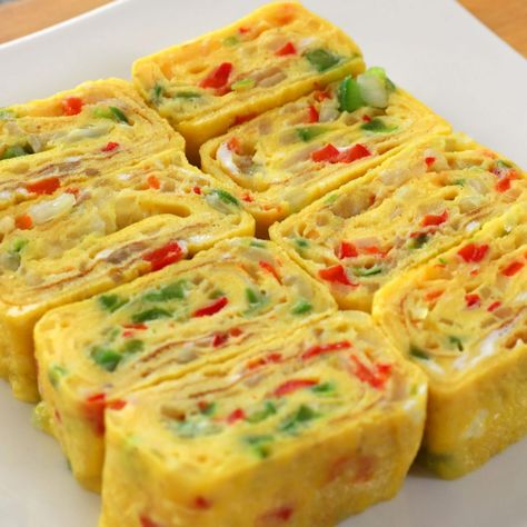 Gyeran Mari Recipe, Omelette Roll Up, Breakfast Korean Food, Korean Rolled Egg, Rolled Omelette Recipe, Korean Rolled Omelet, Korean Omelette, Breakfast Korean, Gyeran Mari