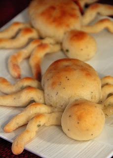 Spider Bread, Fun Things To Make, Halloween Food Crafts, Holiday Party Appetizers, True Food, Halloween Dinner, Love Halloween, Bun Recipe, Holiday Appetizers