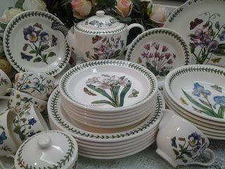 Lovely Treasures from English Garden: Portmeirion Botanic Garden Dinner Set English China Patterns, Garden Sets, Beautiful Dinnerware, Pottery Decoration, Garden Dinner, Portmeirion Pottery, Home Goods Store, English Kitchens, English Pottery