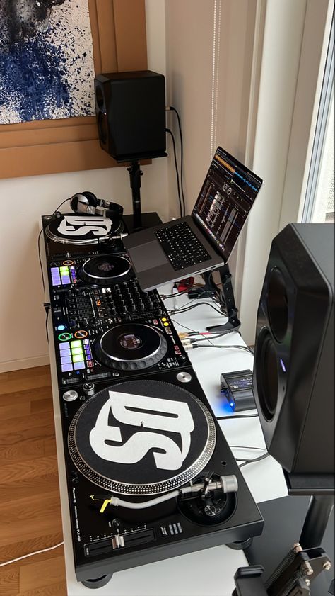 Home Dj Setup, Turntables Dj, Record Player Cabinet, Music Room Design, Dj Table, Dj Room, Home Music Rooms, Dj Speakers, Audio Studio