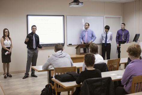 Group presentations in college classes are amazing -- or awful. Find a list of 7 steps to take to make sure you give a great group presentation. Presentations Ideas, Group Presentation, Student Presentation, Presentation Tips, Public Speaking Tips, Interesting Facts About Yourself, Tips For Students, Great Presentations, Presentation Skills