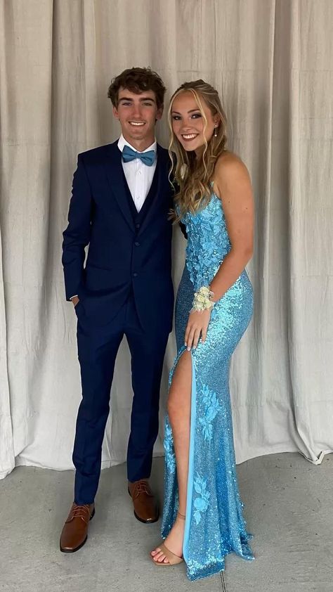 Prom Couples Outfits Blue, Prom Couples Blue, Prom Matching Couples, Navy Prom Suit, Prom Matching Couples Outfits, Navy Blue Prom Suits, Blue Prom Couple, Prom Tuxedo Ideas, Prom Suit And Dress