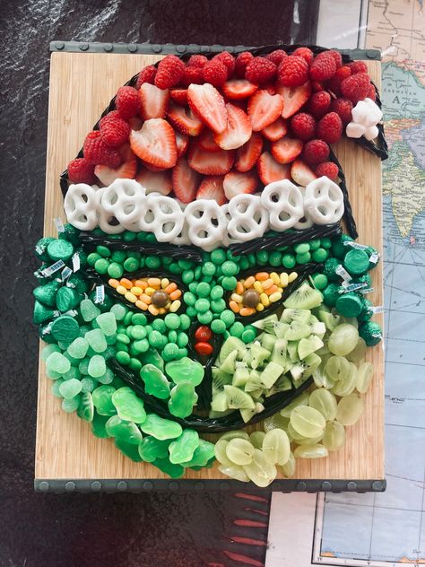 Christmas Movie Theme Charcuterie Board, Green Christmas Charcuterie Board, Grinch Board Food, Grinch Bachelorette Party, Grinch Christmas Party Foods, Grinchmas Brunch Ideas, Grinch Theme Breakfast, Grinch Themed Birthday Party Food, Cute Christmas Charcuterie Board