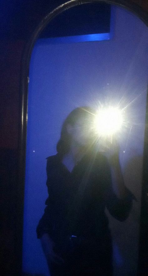 Flash mirror Selfie Flash Mirror Selfie Aesthetic, Mirror Flash Selfie, Flash Selfie Ideas, Dark Mirror Selfie, Flash Mirror Selfie, Mirror Selfie With Flash, Friendship Photoshoot, Selfie Aesthetic, Pic Poses