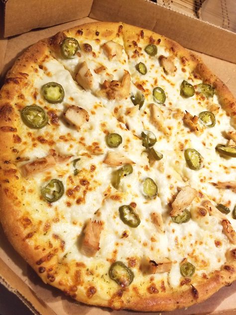 Jalapeno & Grilled Chicken Pizza w/ Garlic Parmesan Sauce from Domino's #food #meal #foods #healthyfood #keto White Sauce For Pizza, Grilled Chicken Pizza, Jalapeno Grilled, Jalapeno Pizza, Sauce For Pizza, Grilled Chicken Parmesan, Handmade Pizza, Garlic Parmesan Sauce, Domino's Pizza