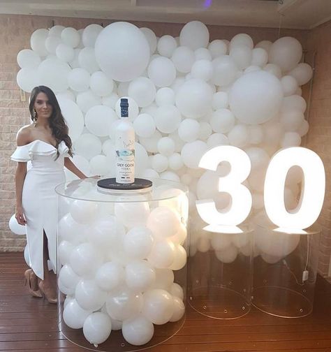 birthday photoshoot 30 year old Deco Ballon, 30th Party, Pastel Balloons, All White Party, 30th Birthday Parties, Wedding Reception Venues, Balloon Wall, White Party, Trendy Wedding