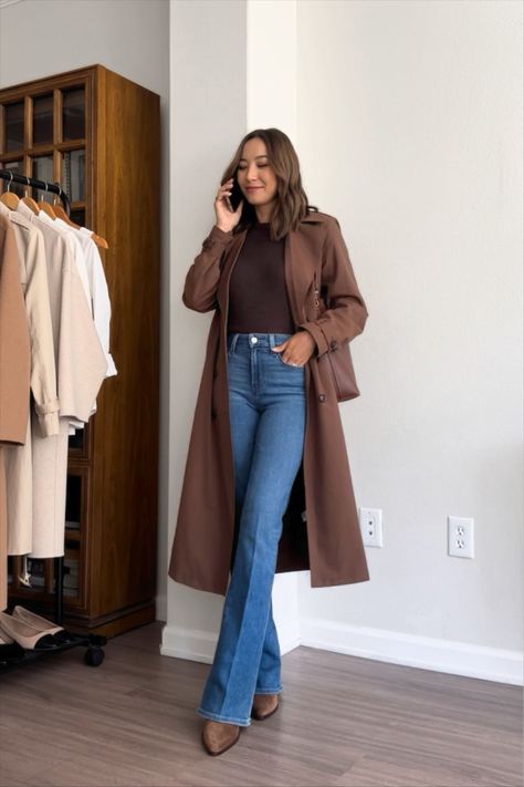 Casual Chic Flare Jeans, Classic Casual Womens Fashion, Dark Wash Denim Jeans Outfit, Modest Flare Jeans Outfit, Flared Jeans Styling, Fall Denim Shirt Outfit, Classic Womens Outfits, Outfits Pantalon Campana, Winter Outfits With Pants