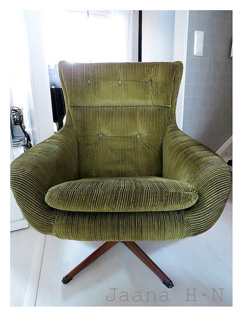 Mid Century Modern swivel chair. Maybe an Overman chair? Midcentury Swivel Chair, Vintage Swivel Chair, 70s Lounge Chair, Mid Century Chairs Living Room, Mid Century Swivel Chair, Mid Century Modern Swivel Chair, 70’s Decor, Modern Swivel Chair, Modern Club Chair