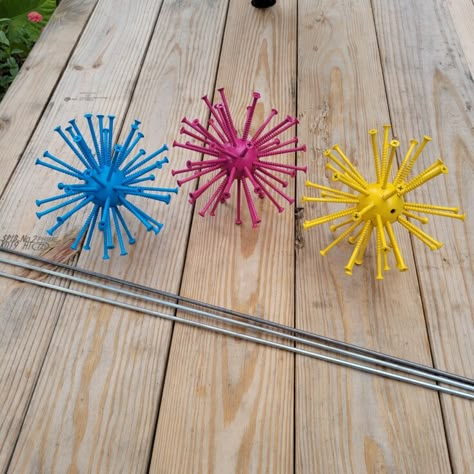 Screw Ball Flowers, Screw Flowers Diy, Diy Yard Art Crafts, Diy Metal Flowers, Screw Flowers, Screwball Flowers, Boho Garden Decor, Garden Corner Ideas, Sophisticated Garden