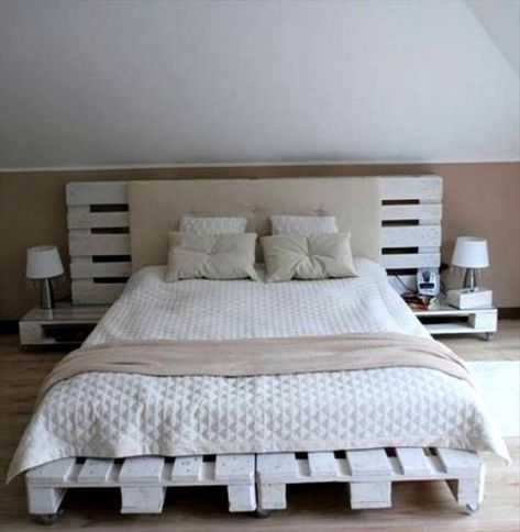 Cool DIY ideas for white pallet bed frames Pallet Room, Wooden Pallet Beds, Wood Pallet Beds, Pallet Bed Frames, Recycled Diy, Pallet Bed Frame, Design Ložnic, Diy Pallet Bed, Pallet Beds