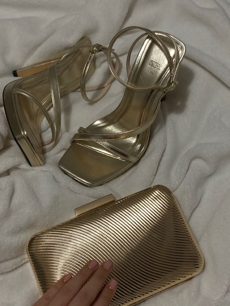 Golden Heels Short, Golden Heels Aesthetic, Golden Sandals Outfit, Golden Birthday Outfit Women, Gold Shoes Outfit, Prom Flats, White Heels Outfit, Hollywood Prom, Hoco 2023