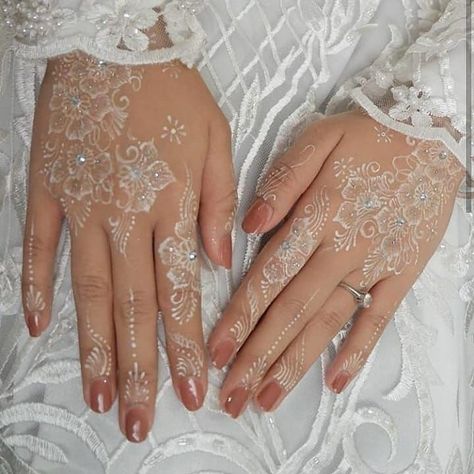 White Wedding Henna, Henna Nail Art, White Henna Tattoo, Henna Hand Designs, White Henna Designs, Wedding Henna Designs, Inai Pengantin, Henna Tutorial, Henna Nails