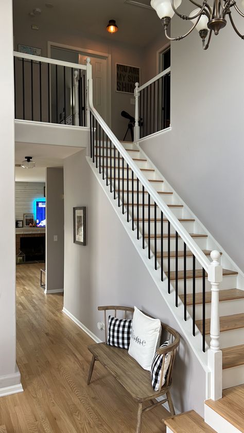 Stair Rail Color Ideas, Balusters Iron Stairs, White Stair Railing Ideas, White Banister With Black Spindles, White And Iron Stair Railing, Black Stair Balusters, Black Balusters Stairs, White Railing With Black Spindles, White Stairs Black Railing