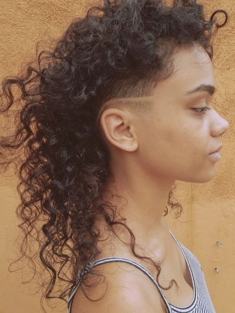 Side Undercut Curly Hair, Long Curly Undercut, Undercut Curly Hair Long, Curly Undercut Women, Sidecut Women, Curly Hair Shaved Side, Curly Hair Undercut, Side Undercut, Undercut Curly Hair