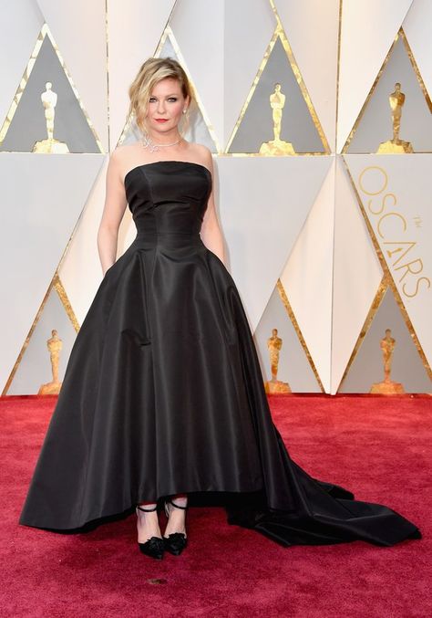 Kirsten Dunst showed off her slim waist in a simple black gown with pockets. Vintage Dior Dress, Dior Couture Dresses, Oscars 2017, Red Carpet 2017, Oscars Red Carpet, Dior Dress, Best Red Carpet Looks, Valentino Dress, Oscar Dresses