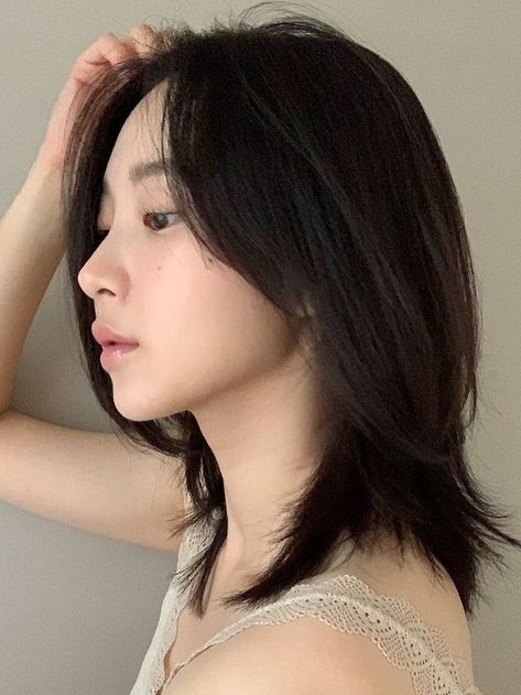 (Korean Layered Haircut) hush cut for medium length hair Haircuts Korean Women, Haircut Ideas Short Layered, Short Long Layers Haircut, Hush Cut For Short Hair, Asian Short Layered Hair, Korean Hair Medium Length, Mid Length Bob Hairstyles For Fine Hair, Short Layered Haircuts Asian, Hush Cut Shoulder Length