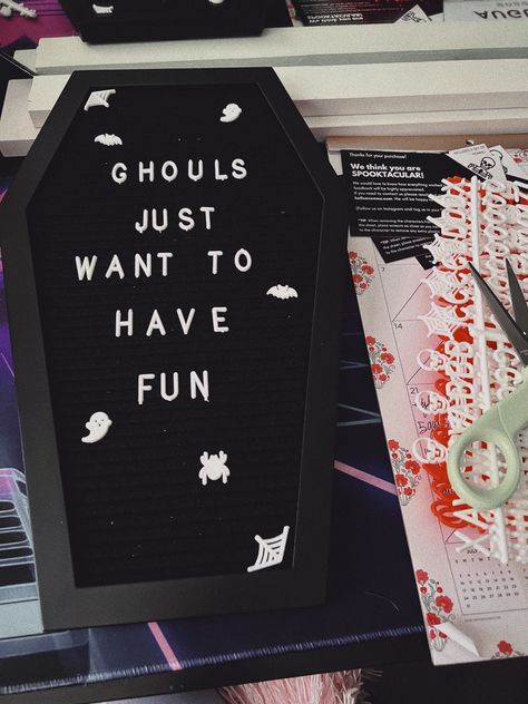 Ghouls jist want to have fun! Halloween letter board Coffin Board Quotes, Coffin Letter Board Ideas, Coffin Letterboard, Coffin Board, Felt Board Sayings, Letter Board Sayings, Two Spooky, Letterboard Signs, Mirror Letters