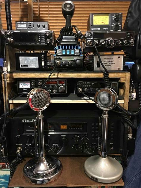 Amature Radio, Police Radio, Ham Radio Equipment, Sw Radio, Radio Equipment, American Flag Wallpaper, Ham Radio Antenna, Computer Nerd, Shortwave Radio