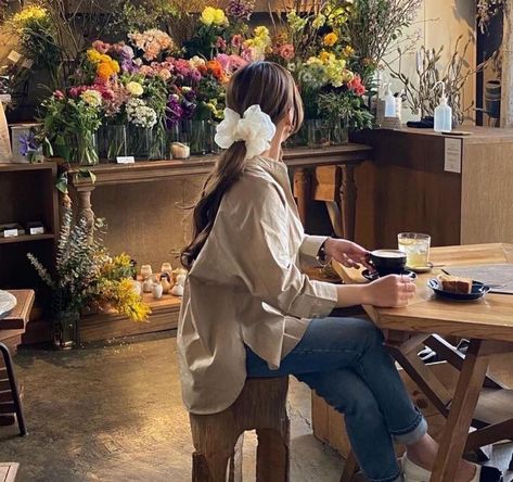 Cafe Snaps, Karakter Au, Back Profile, Create Aesthetic, Shin Ye Eun, Florist Shop, Framed Wallpaper, Feeling Good, Girls Dream