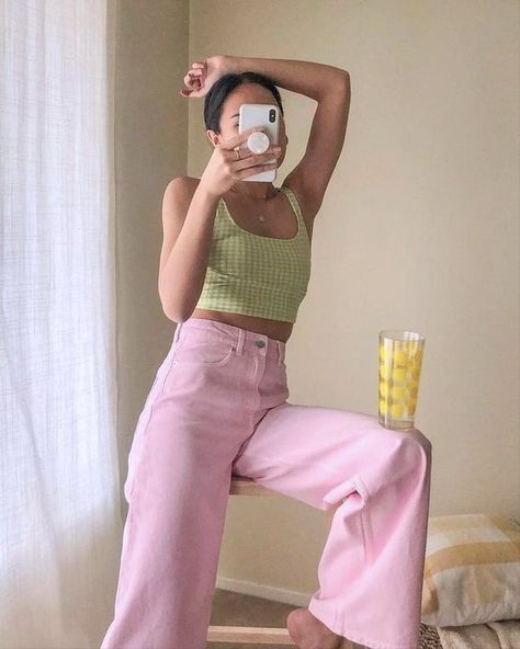 What To Wear With Light Pink Pants, How To Style Light Pink Jeans, Pink Jeans Outfit Ideas, Pastel Pink Pants Outfit, Light Pink Jeans Outfit, Pink Jeans Outfit Aesthetic, Danish Pastel Clothes, Pantalon Rosa Outfit, Outfit Pantalon Rosa