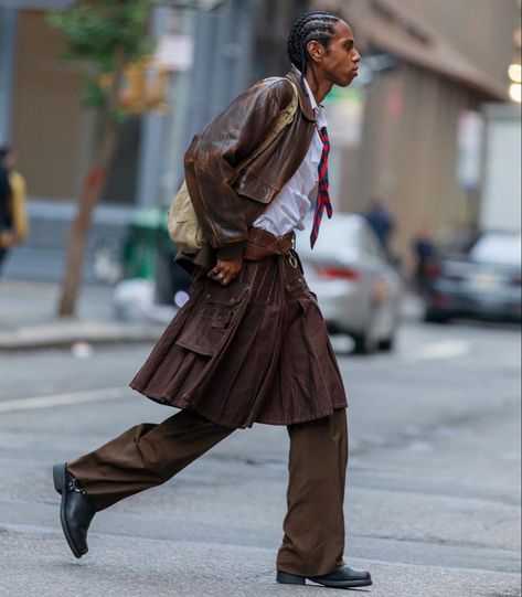 Genderless Fashion Streetwear, Mens Kilts Outfit, Skirt Men Fashion, Mens Outfits Layering, Skirt Outfits For Men, Layering Clothes Men, Men Wearing Skirts Outfits, Smart Grunge Outfits, Man In Skirt Outfit