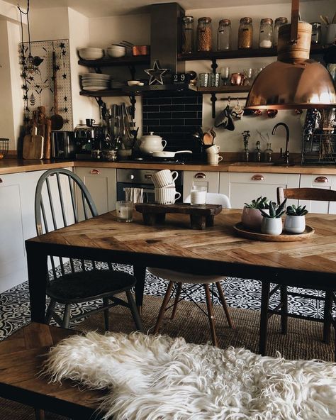 It goes well with white countertops and light flooring. Red - A red-red kitchen is an effective way to add a touch of drama to a room. Hygge Home, Industrial Kitchen, Oak Dining Table, Kitchen Shelves, Wooden Table, 인테리어 디자인, Home Decor Kitchen, House Inspiration, Kitchen Inspirations