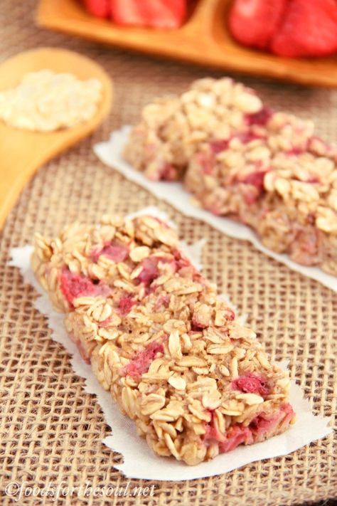 Strawberry Granola Bars, Fruit Granola Bars, Banana Granola Bars, Eating Strawberry, Strawberry Granola, Banana Granola, Healthy Granola Bars, Granola Recipe Bars, Healthy Bars