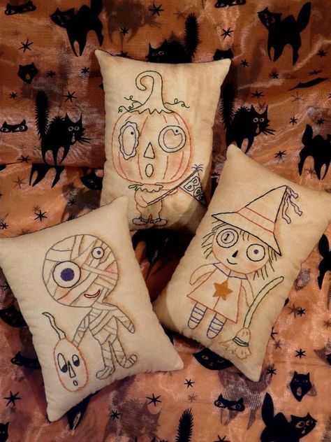 Mummy Pumpkin, Primitive Embroidery, Primitive Stitchery, Man Pillow, Pumpkin Man, Halloween Supplies, Primitive Halloween, Halloween Cross Stitches, Redwork Embroidery