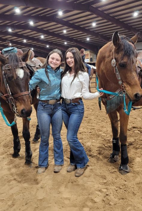 Country Best Friend Pictures, Country Friends, Country Best Friends, Women In Tie, Country Fits, Bay Horse, Rodeo Life, Cute Country Outfits, Western Life