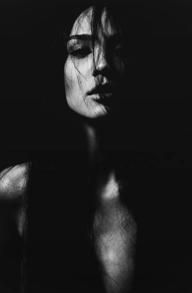 Black White Face Photography, Creative Photography Inspiration Ideas, Edgy Model Poses, Woman Dark Photography, Edgy Photoshoot Grunge, Edgy Photoshoot Ideas, Dark Portrait Photography, Gothic Photoshoot Ideas, Black And White Studio Photography