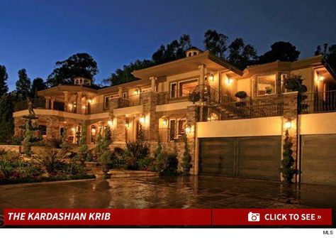 Kardashian fake house for sale...they only use exterior for the show...Wow LOOK AT THE INTERIOR WAY DIFFERENT FROM KRIS' TASTE...KRIS DOESN'T WANT THE VIEWERS TO KNOW WHAT HER REAL HOUSE LOOKS LIKE ON THE OUTSIDE/EXTERIOR Kris Jenner House, Kardashians House, Calabasas Homes, Kardashian Home, Jenner House, Rich Home, Tuscan House, Gorgeous Bathroom, The Kardashians