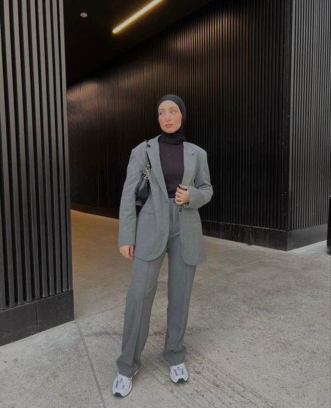 Hijab Outfit For Work, Formal Suits For Women Hijab, Hijabi Formal Outfits, Modest Work Outfits, Hijabi Fashion Summer, Formal Suits For Women, How To Wear Blazers, Female Clothes Outfits, Estilo Hijab