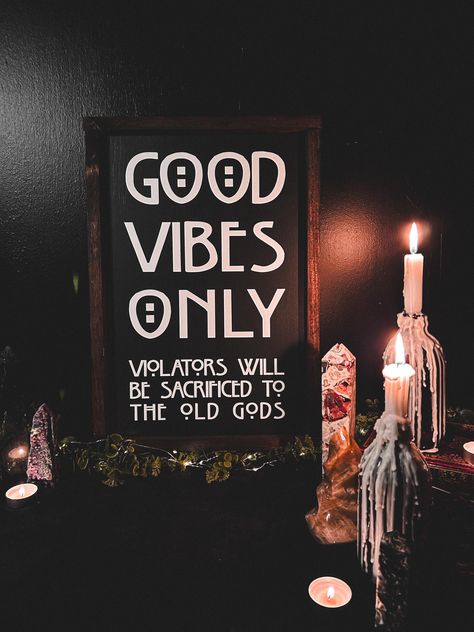 Transform your space with our Handmade Gothic Witchy Wooden Sign, perfect for adding a touch of mystique and humor to your home decor. This unique sign is framed with high-quality 2" x 1" pine wood, stained in a rich dark walnut color, and measures 20" tall, 14" wide, and 2" thick. ✨ Key Features: Gothic Charm: The sign reads "Good Vibes Only. Violators will be sacrificed to the old gods" in a witchy gothic font, painted in flat white on a black background. High-Quality Materials: Framed with da Witchcraft Home Decor, Dark Witchy Home Aesthetic, Witchy Wall Art Diy, Dark Boho Apartment, Boho Living Room Wall Decor Ideas, Dark Boho Home Decor, Witchy Hippie Aesthetic, Witchy Diy Decor, Cozy Witchy Bedroom