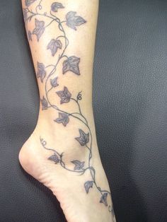 Vine Foot Tattoos, Ivy Tattoos, Poison Ivy Tattoo, Rose Vine Tattoos, Blatt Tattoos, Flower Vine Tattoos, Ivy Tattoo, Tattoo On Thigh, Around Arm Tattoo