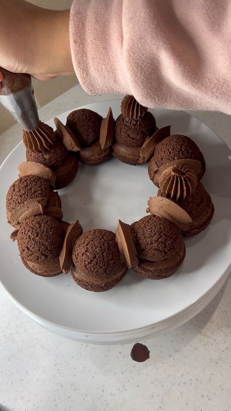 1.5K views · 186 reactions | Choux intensément Chocolat 🤎 Hello les amis 🤎 Je vous ai préparé une petite gourmandise ce week-end. Ça faisait un moment que je voulais tester la pâte à choux chocolat 🍫 Composition : - Pâte à Choux Chocolat. - Craquelin Chocolat. - Crémeux Chocolat Noir. - Caramel Beurre Salé. - Ganache Montée Chocolat Noir. #chocolat #brownie #pastry #patisserie #cake #recette #cuisine #food #desserts #instafood #yummy #homemade #gourmandise #delicious #pastrylife #creation #bakery #patisseriefrançaise #frenchfood #simplecooking #withlove #pastryart ##pateachoux #chouxchocolat | 𝙋𝙖𝙨𝙩𝙧𝙮 𝙗𝙮 𝙉𝙤𝙪𝙯𝙝𝙖 🤍 | Toby Mai · ANGEL Choux Decoration, Profiteroles Cake, Choux Cake, Winter Holiday Desserts, Choux Cream Puff, Chocolate Cake Toppers, Donut Birthday Cake, Choux Buns, Patisserie Cake