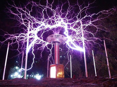 Mad Science Experiments, Nikola Tesla Inventions, Tesla Lighter, Tesla Inventions, Tesla Technology, Nicolas Tesla, Tesla Coil, Mad Science, Weird Gif