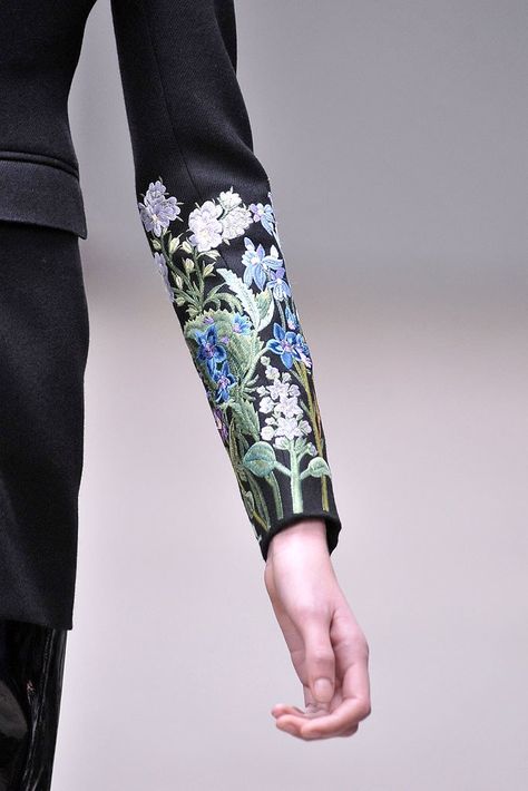 Embroidery Fashion Detail, Couture Embroidery, Couture Details, 자수 디자인, Looks Street Style, Christopher Kane, Embroidered Clothes, Embroidery Fashion, Mode Inspo