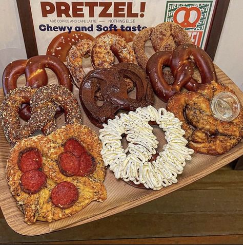 Soft salty pretzels Salty Foods, Food Snack, Soft Pretzels, Cafe Latte, Pretzels, Sweet And Salty, Pretzel Bites, Dragon Ball, Cafe