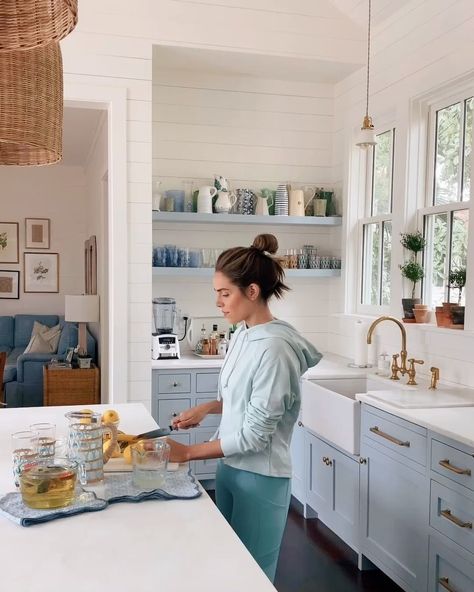 Julia Berolzheimer on Instagram: “Squeezing lemons= getting my arm workout for the day in. Spending a lot more time in the kitchen lately and loving this @fabletics set to…” Julia Berolzheimer House Kitchen, Julia Berolzheimer Workout, Julia Berolzheimer Kitchen, Julia Berolzheimer House, Classic Kitchen Style, Manpreet Kaur, French Kitchen Decor, Julia Berolzheimer, Farmhouse Inspiration